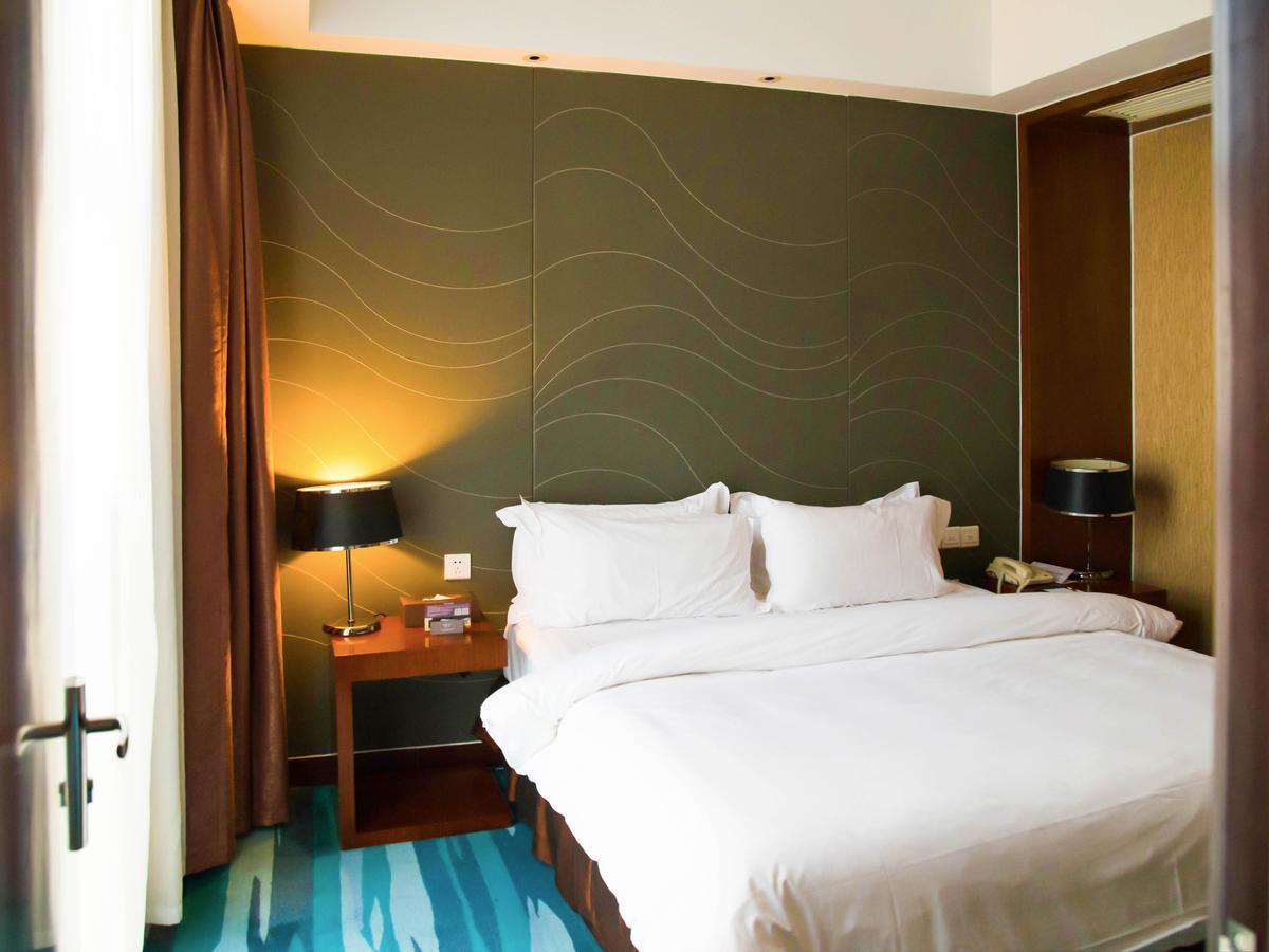 Metropolo, Zhenjiang, Railway Station Wanda Plaza Hotel Женджанг Екстериор снимка
