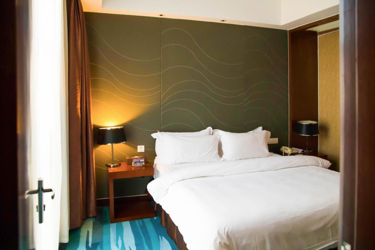Metropolo, Zhenjiang, Railway Station Wanda Plaza Hotel Женджанг Екстериор снимка